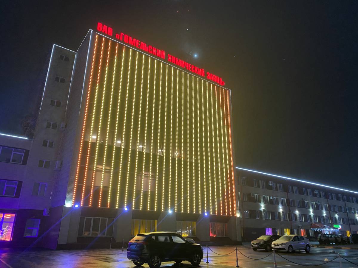 Промышленный пейзаж в эти дни выглядит по-особенному: строго, загадочно и по-новогоднему красиво. гомельский химзавод