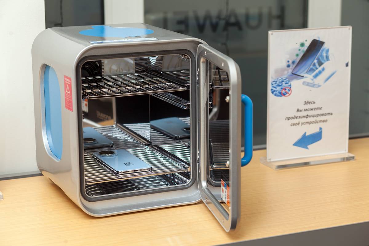 При чистке от загрязнений специалист Центра удалит комки пыли и грязи с динамиков, микрофона, разъемов аудио и зарядки