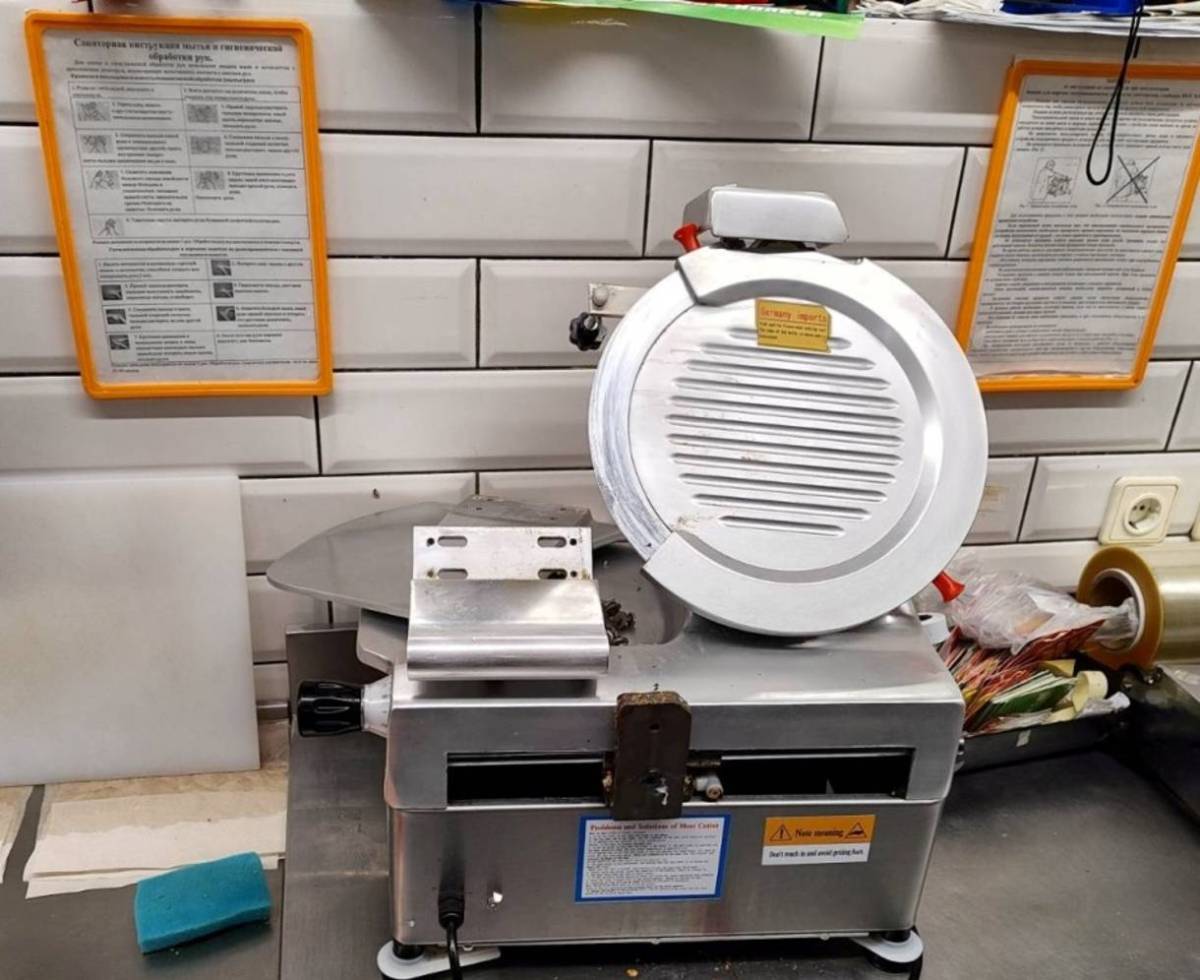 палец оказался зажат в механизме слайсера для нарезки продуктов