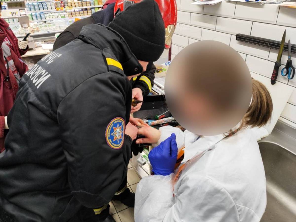 Прибывшие на место работники МЧС использовали ручной гидравлический инструмент