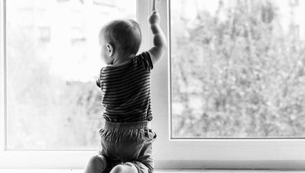 В Могилеве мать оставила ребенка одного с открытым окном