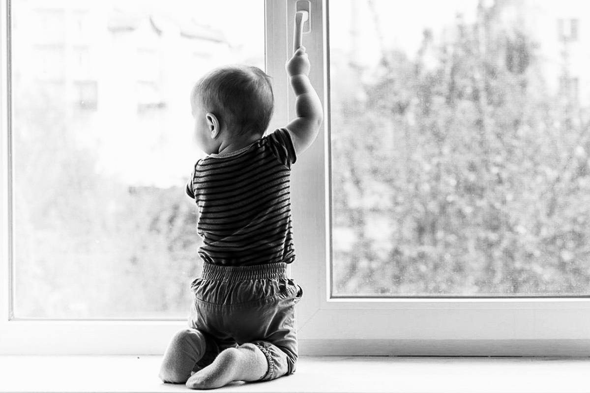 В Могилеве мать оставила ребенка одного с открытым окном