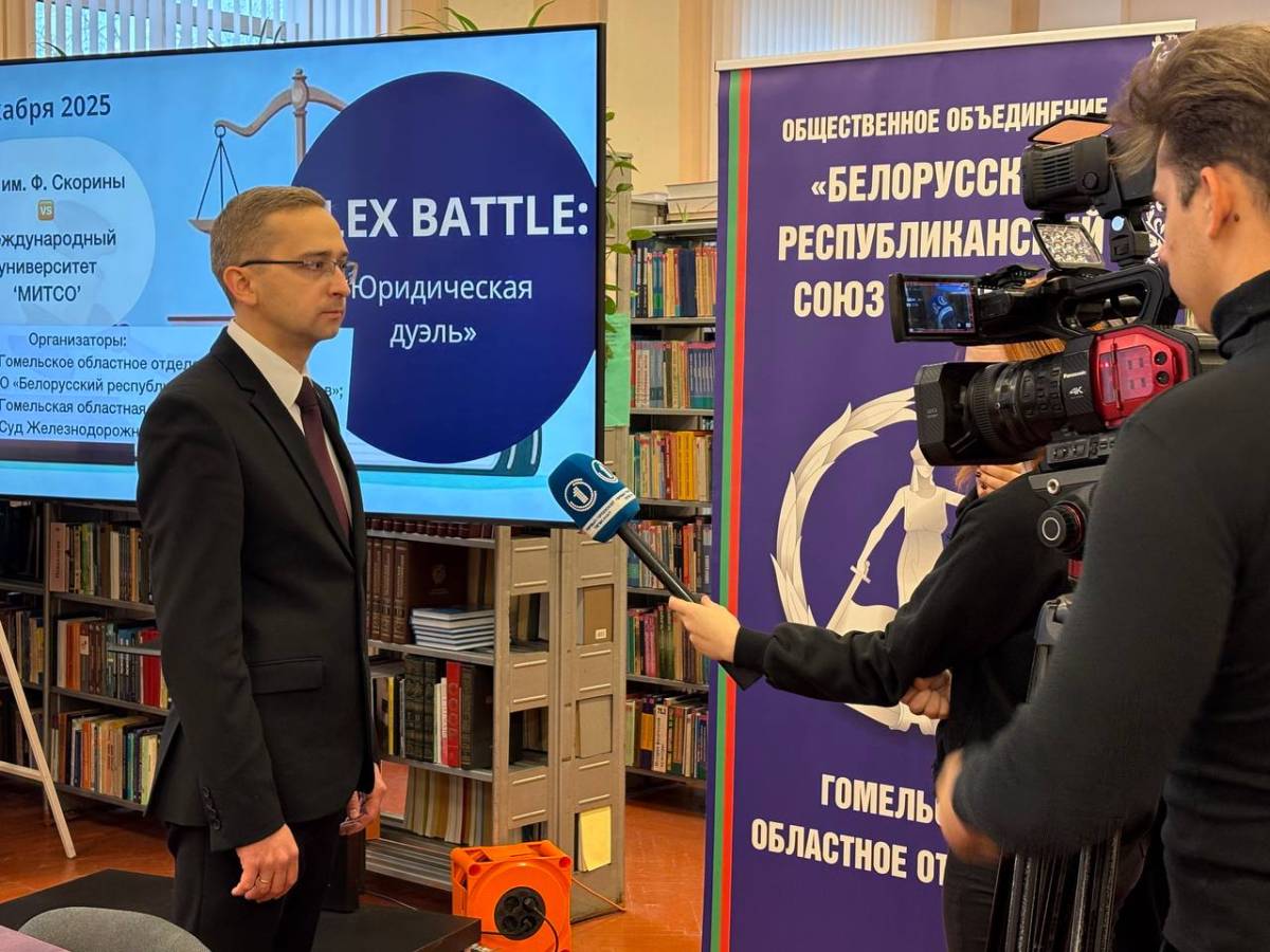 Организаторы и студенты перед началом правовой викторины «Юридическая дуэль»