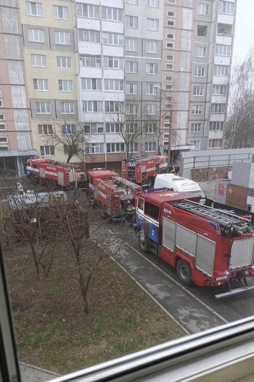 В Гомеле на улице Косарева в жилом доме выбили окна работает МЧС