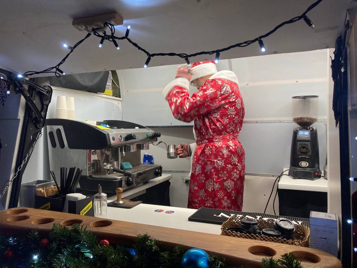 Так, накануне в городе можно было встретить праздничный фургон, угощавший жителей халвичным рафом