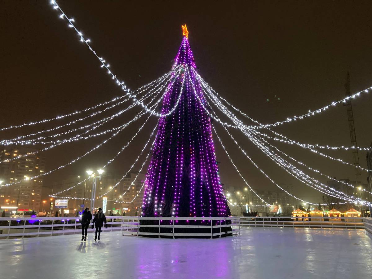 Рядом, у новогодней ёлки, продолжает работать бесплатный каток с синтетическим льдом