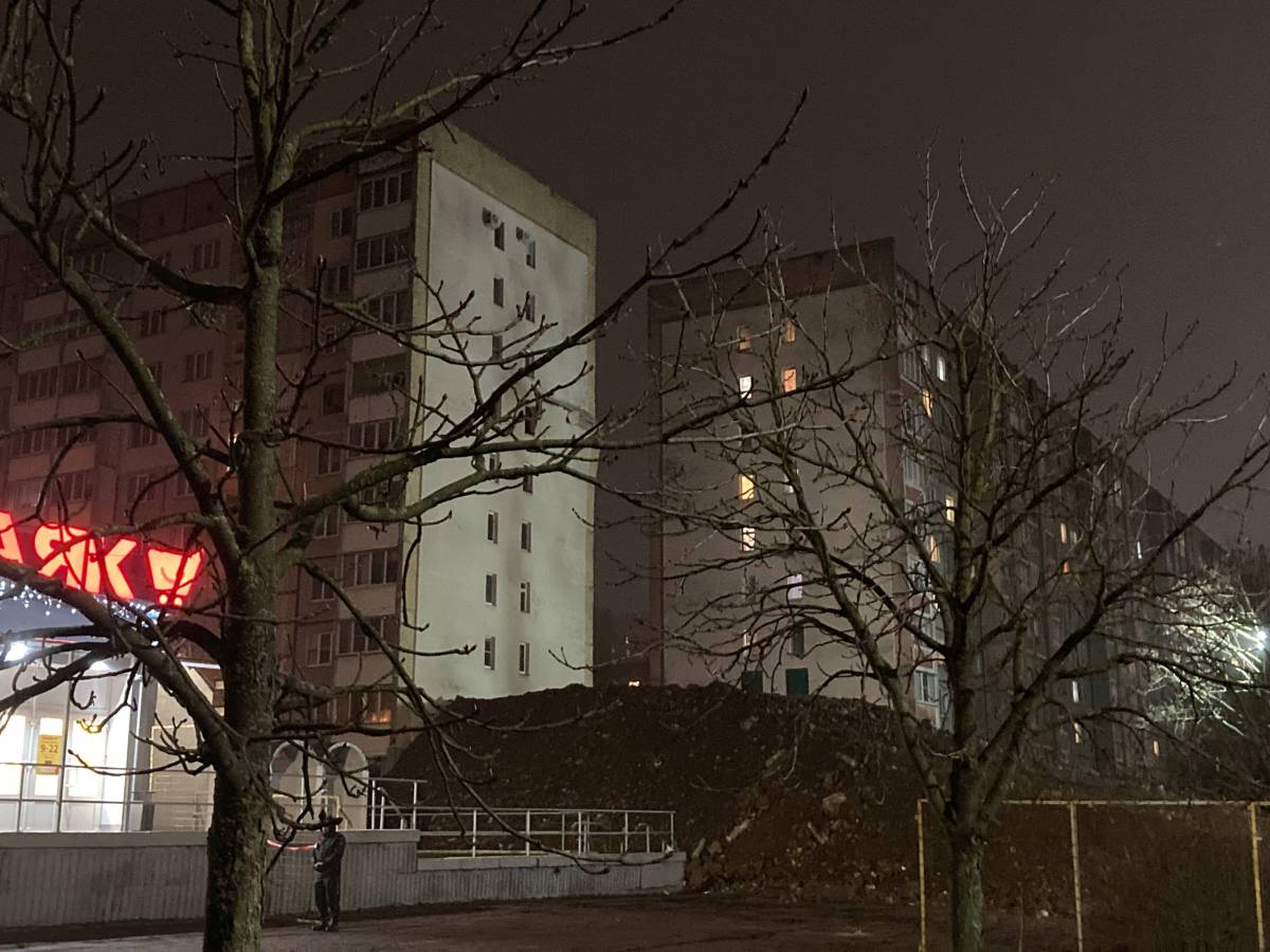 земляная насыпь формируется для размещения тяжёлой специализированной техники