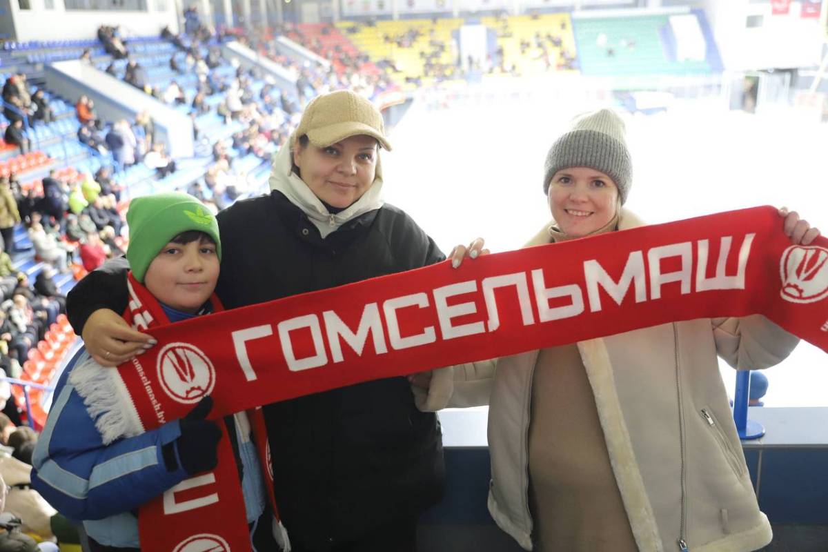 Работники холдинга «Гомсельмаш», их семьи, друзья, коллеги и обычные болельщики заранее подготовились к акции и принесли с собой мягкие игрушки