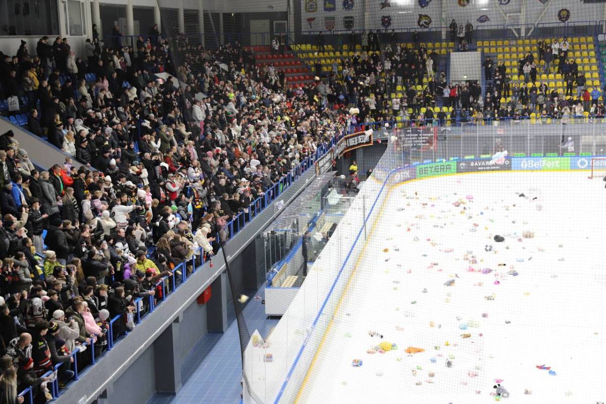 «Игрушкопад» в Гомеле: после матча с «Юностью» лёд усыпали мягкие игрушки