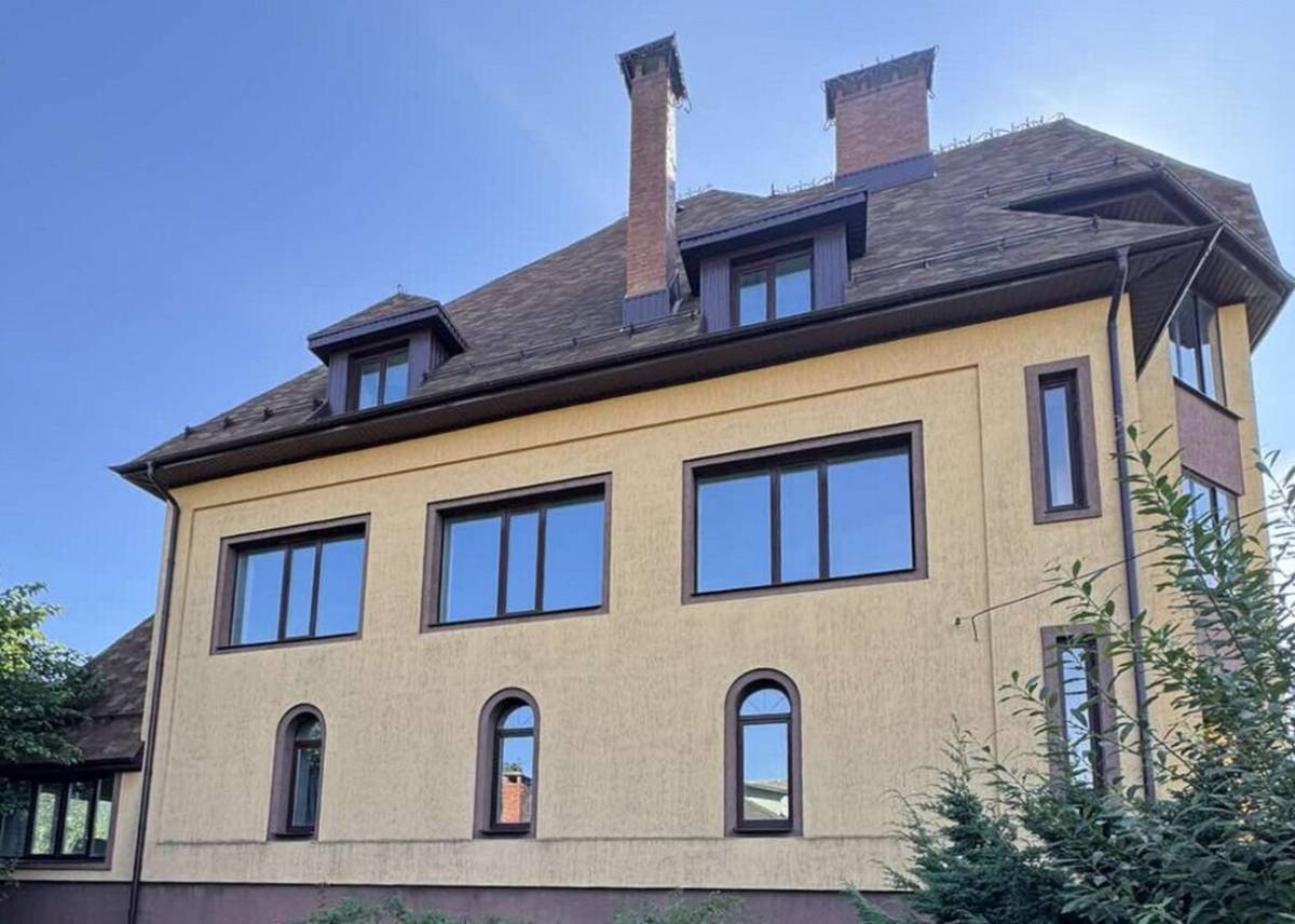 Самое дорогое предложение здесь сейчас — трехэтажный капитальный дом на улице Технологической