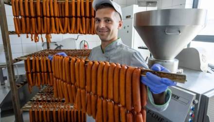 Откуда еда на АЗС: как делают фирменные колбаски