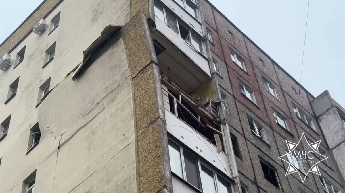 В Гомеле на улице Косарева в жилом доме выбили окна на нескольких этажах