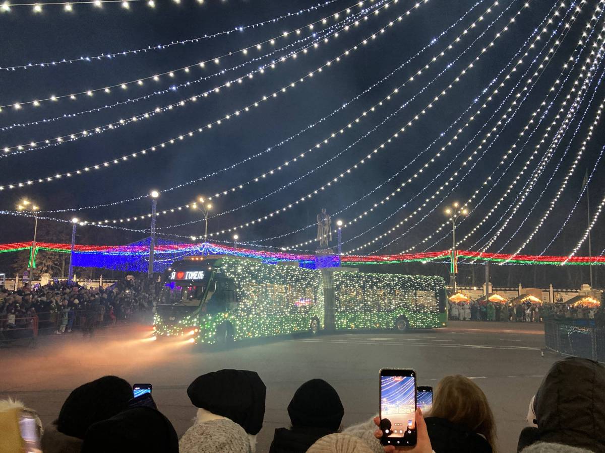 Необычные автобусы и огни праздника