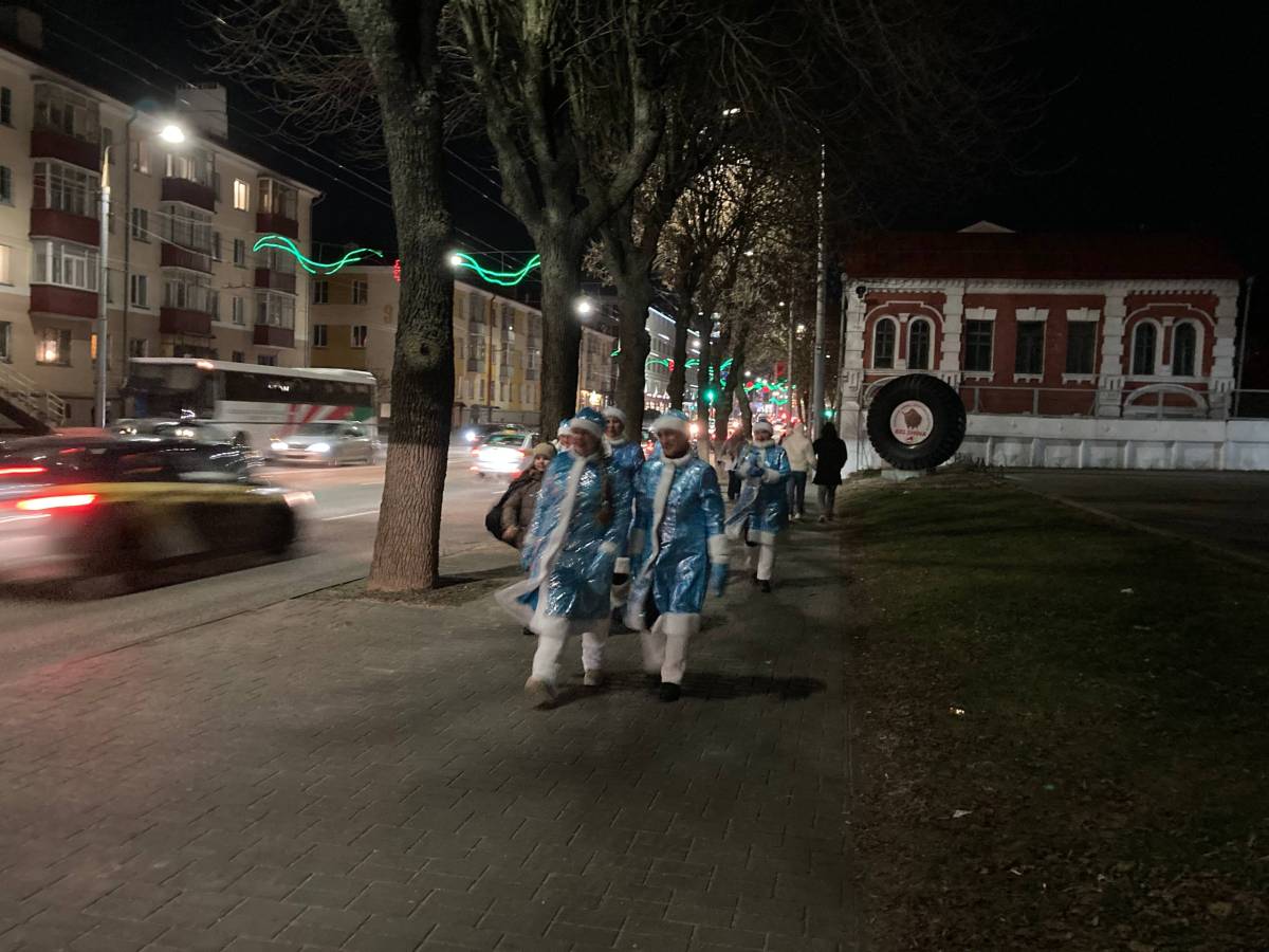 На улице снегурочки, которые спешили на акцию «Зажигаем ёлку вместе».