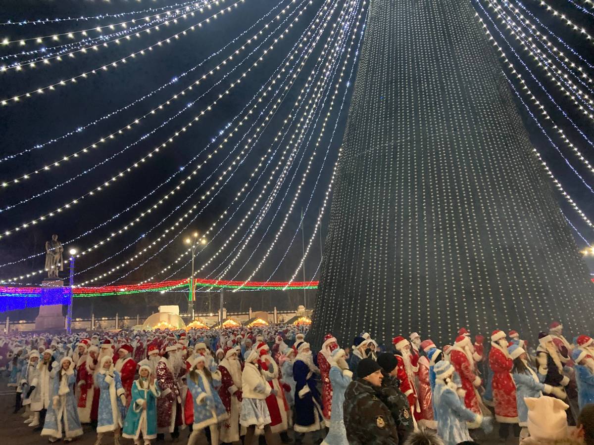 Шествие сказочных персонажей и парад Дедов Морозов