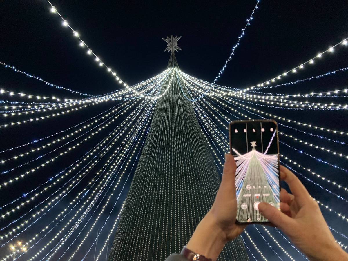 Вечером 13 декабря центр Гомеля превратился в большую новогоднюю площадку.