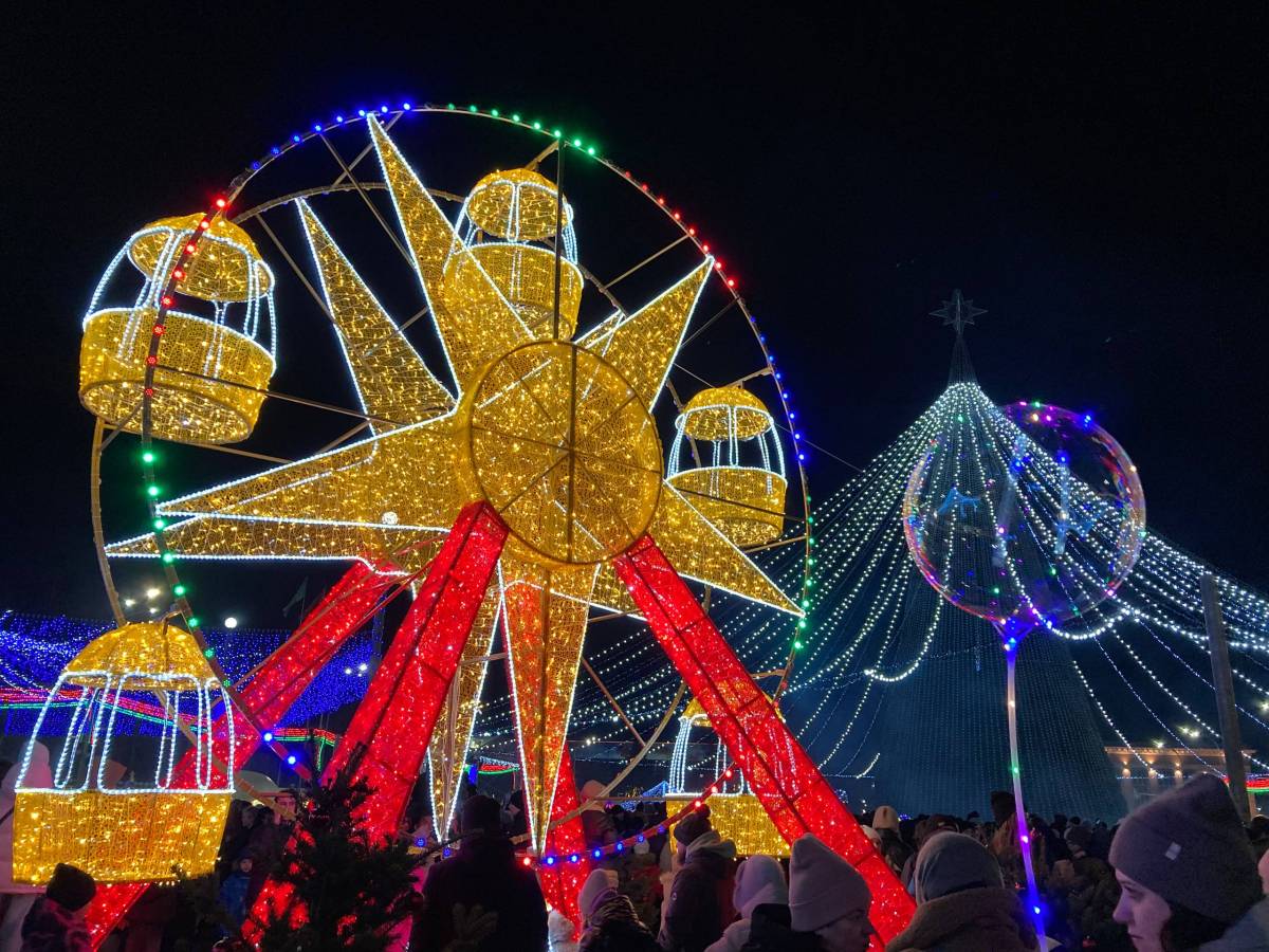 В Гомеле ярко зажгли главную ёлку города