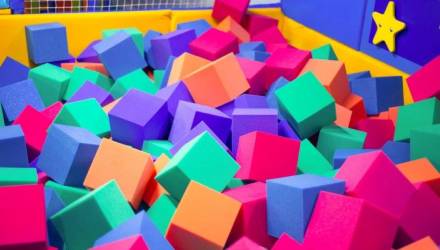 Девочка сломала позвоночник в поролоновой яме в Горках