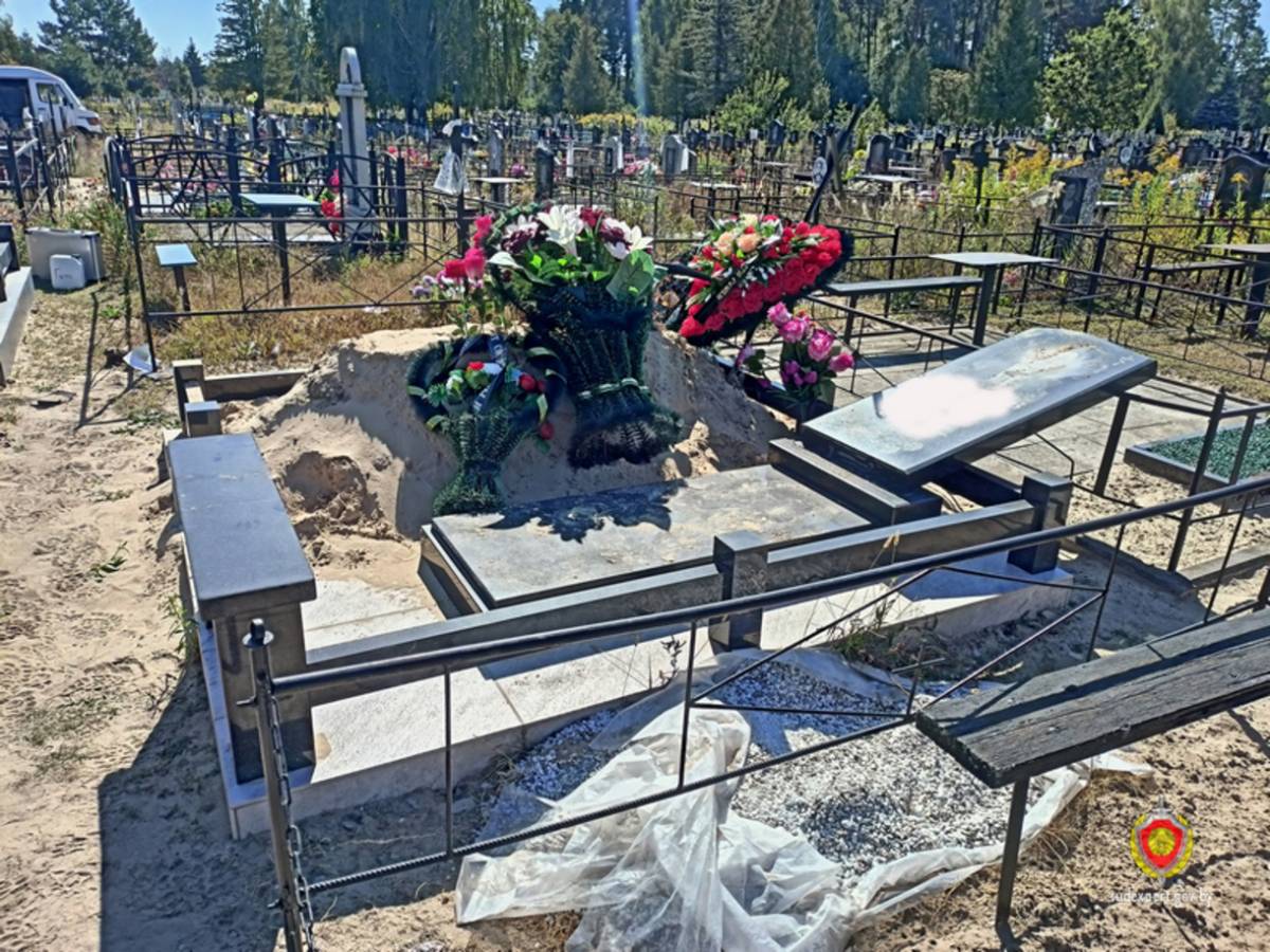 Жительница Добруша пришла на могилу близких и увидела, что памятник и крест повреждены