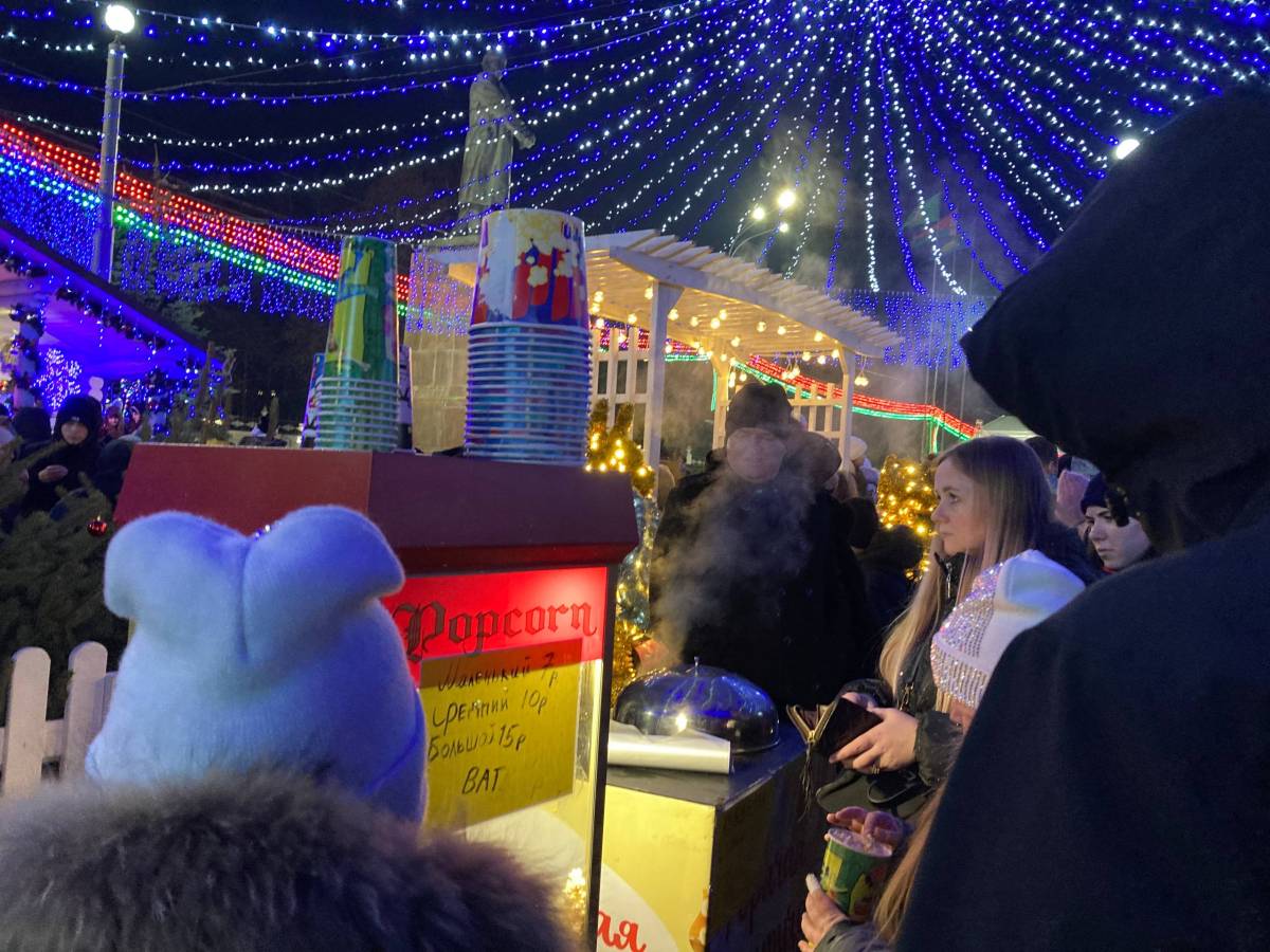 Торговые ряды на главной елке Гомеля