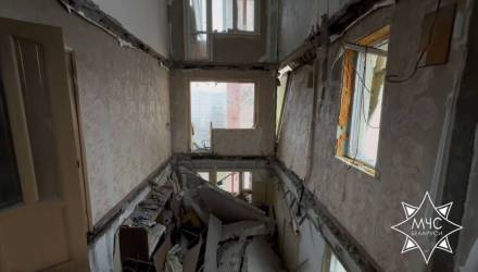 В Гомеле обрушились плиты в жилом доме: спасатели продолжают работу