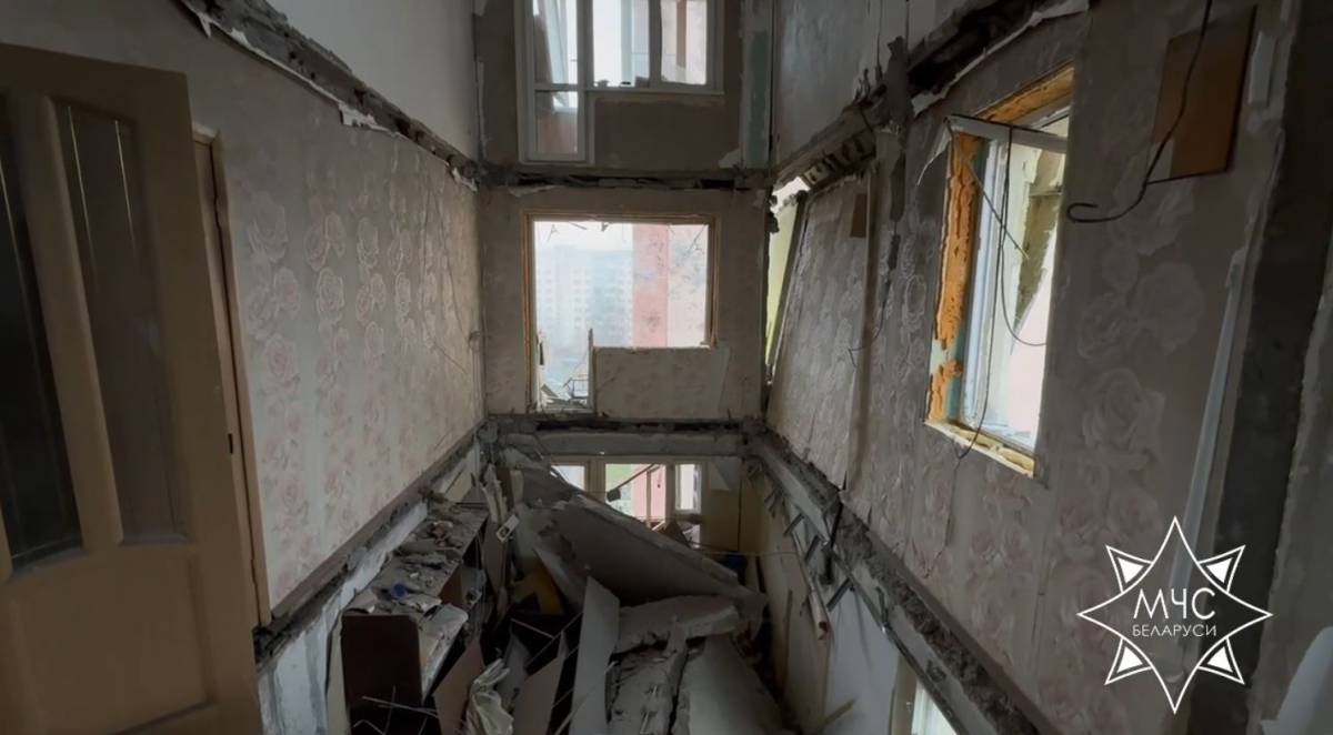 В Гомеле обрушились плиты в жилом доме: спасатели продолжают работу