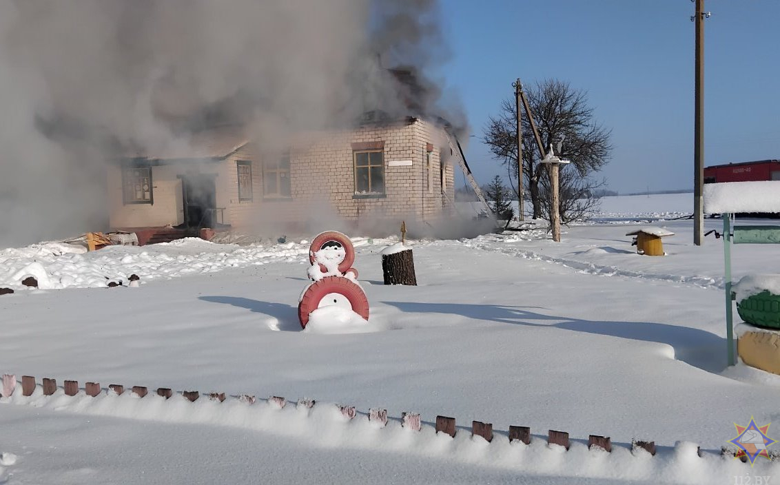 В тушении пожара были задействованы 5 единиц техники МЧС.