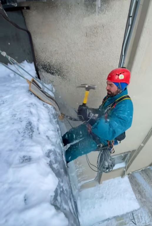 сбивание наледи и опасных сосулек