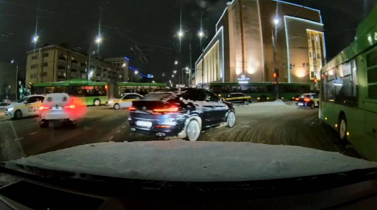 в Гомеле белый легковой автомобиль настойчиво преследует чёрный