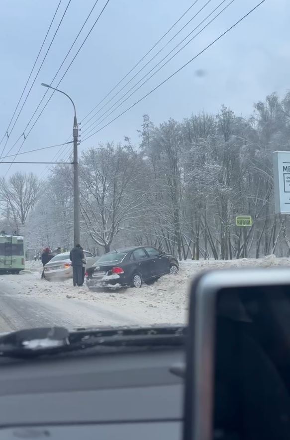 Два авто в сугробе на улице Барыкина