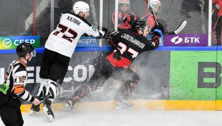 ХК «Гомель» закрыл январь победой, но матч обернулся потерей Стасенко
