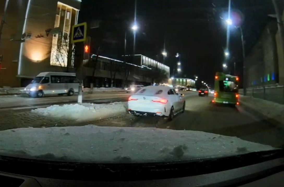 оба автомобиля снова оказываются рядом