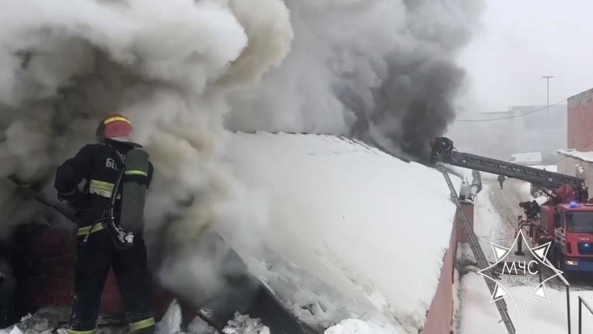 К ликвидации пожара были привлечены 10 единиц пожарной техники.