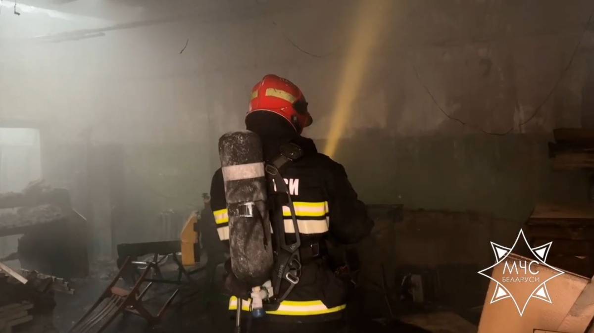 Позднее, в 13:20, спасатели сообщили о полной ликвидации пожара.