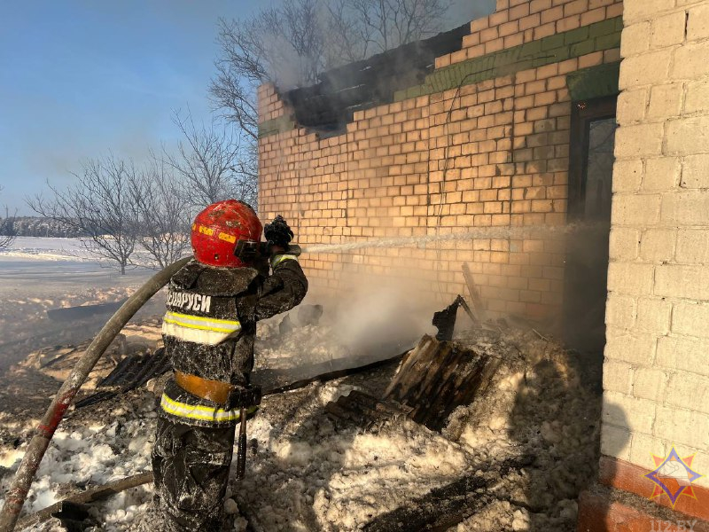 кровля здания полностью охвачена огнём