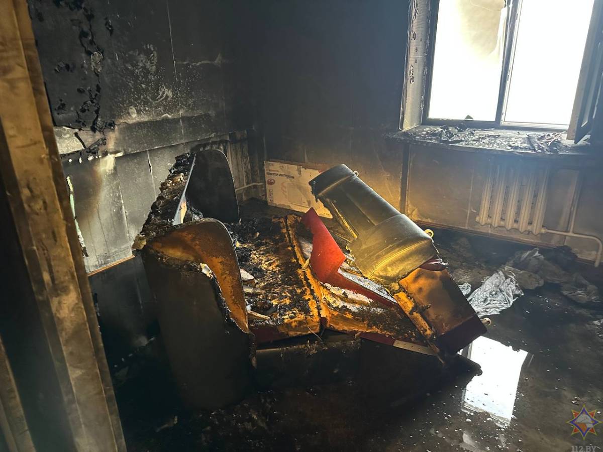 По прибытии спасатели зафиксировали задымление в общем коридоре на шестом этаже