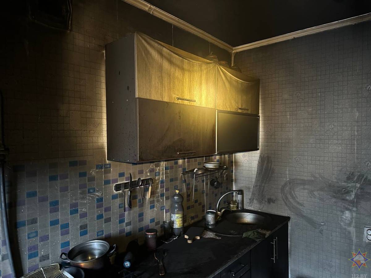 В результате возгорания повреждено имущество в комнате, стены квартиры закопчены