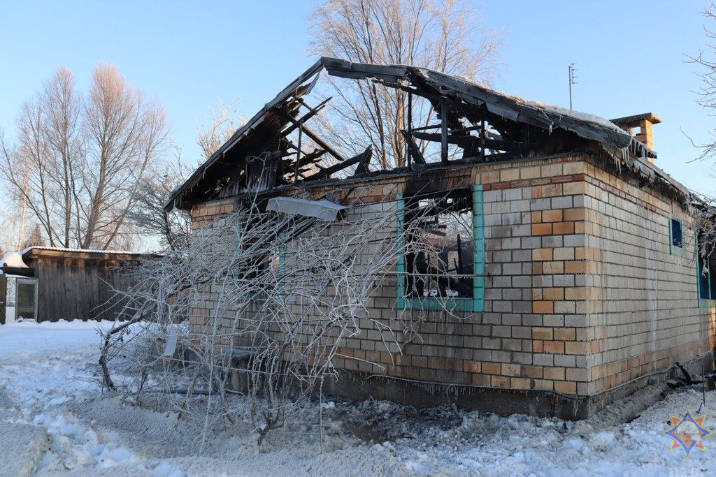 В результате огнём уничтожено имущество в доме, повреждены потолочное перекрытие и стены
