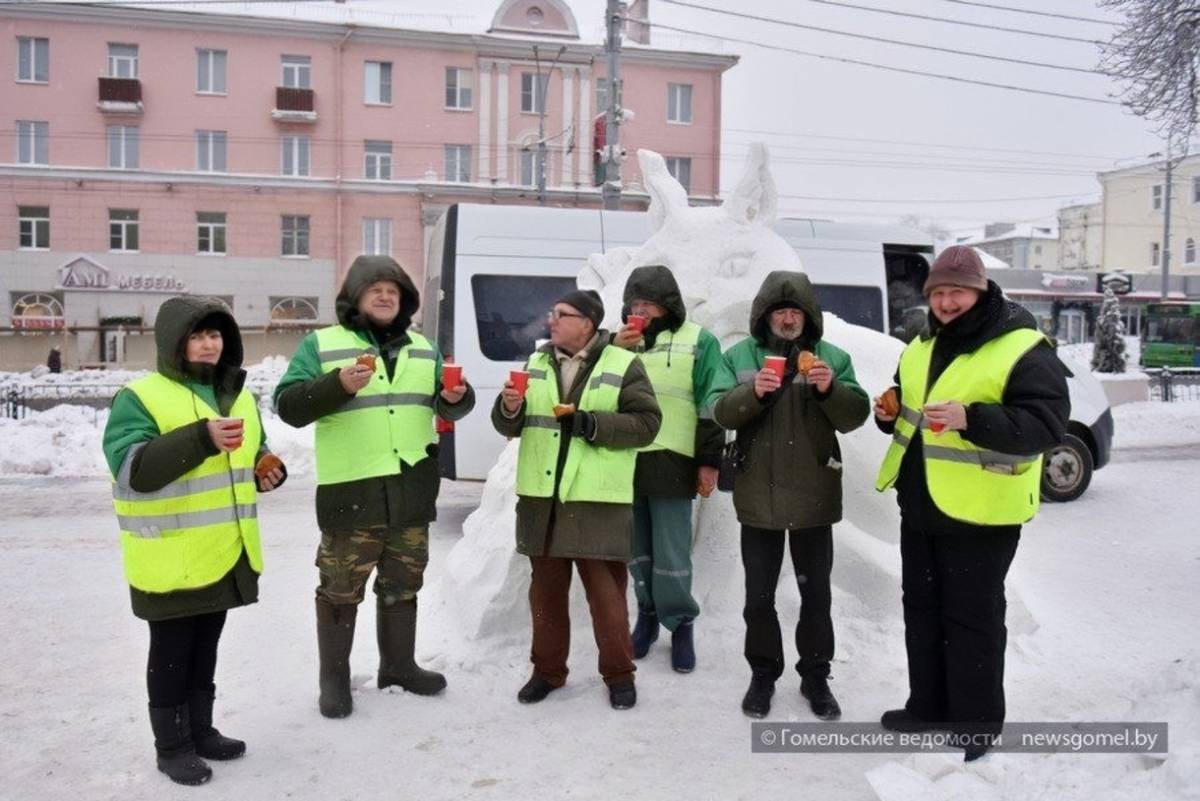 В Гомеле работникам, которые убирают снег, дают горячее питание