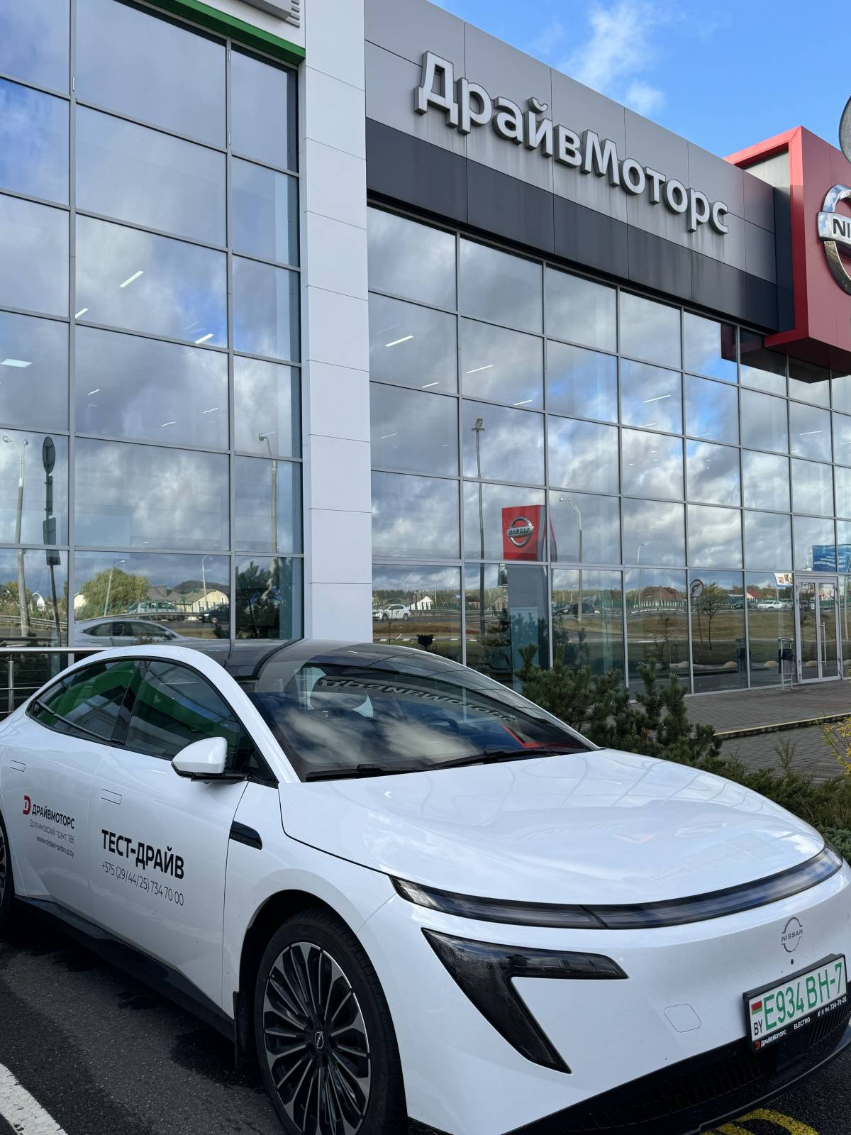Автоцентр «ДрайвМоторс» расположен в Минске по адресу: Долгиновский тракт, 186. Время работы: ежедневно с 8:00 до 20:00 (без выходных).