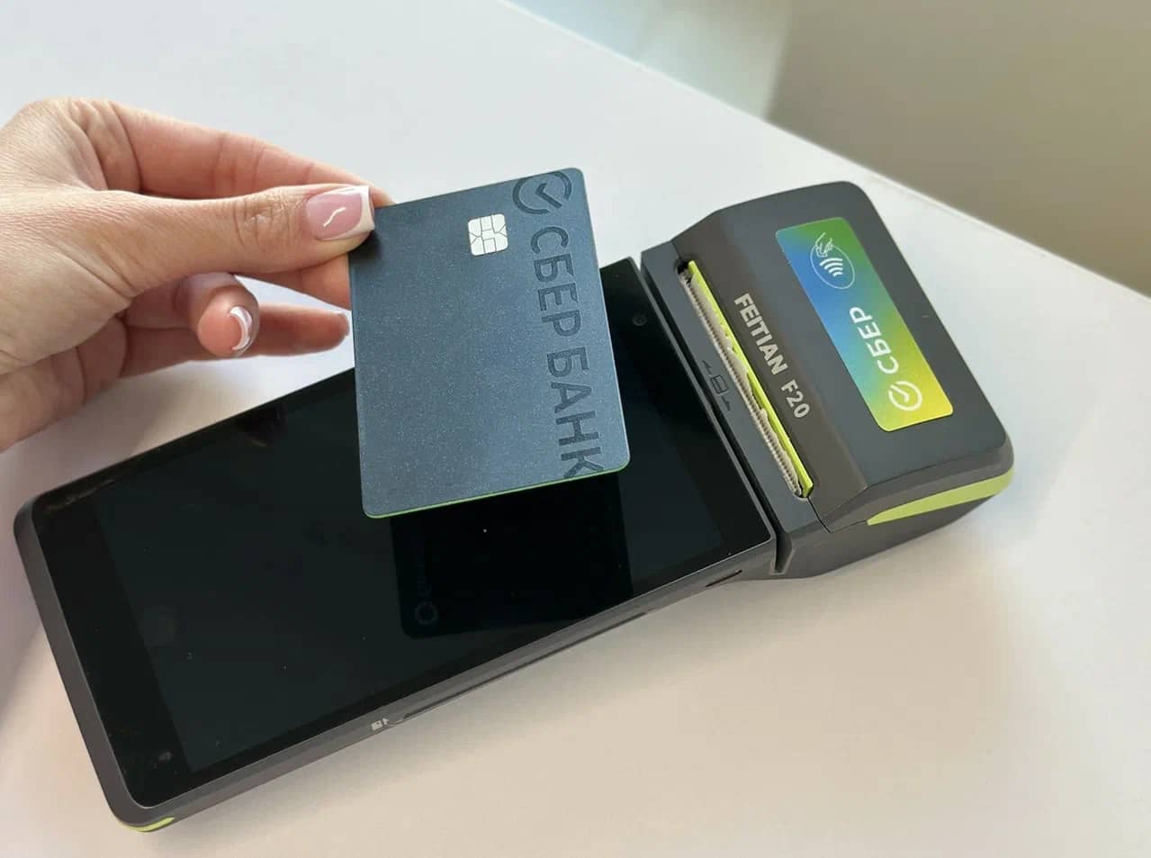 Кроме того, в Сбере снизили цены на платежный стикер для молодежи.