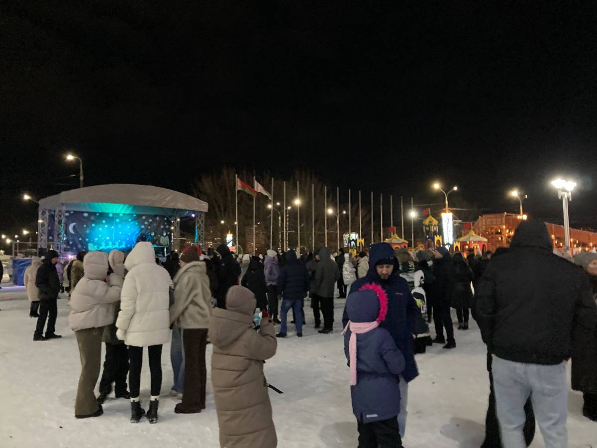 Музыка, огни, хороводы и искренние эмоции — именно так жители Центрального района Гомеля встретили 2026 год