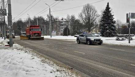 Гомель в снегу: городские службы и жители наводят порядок