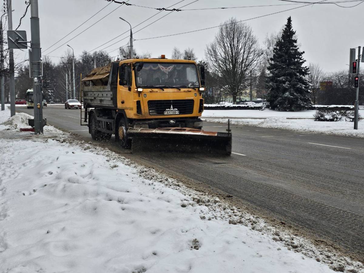 Для безопасности дорожного движения колонны снегоуборочной техники сопровождают экипажи ГАИ