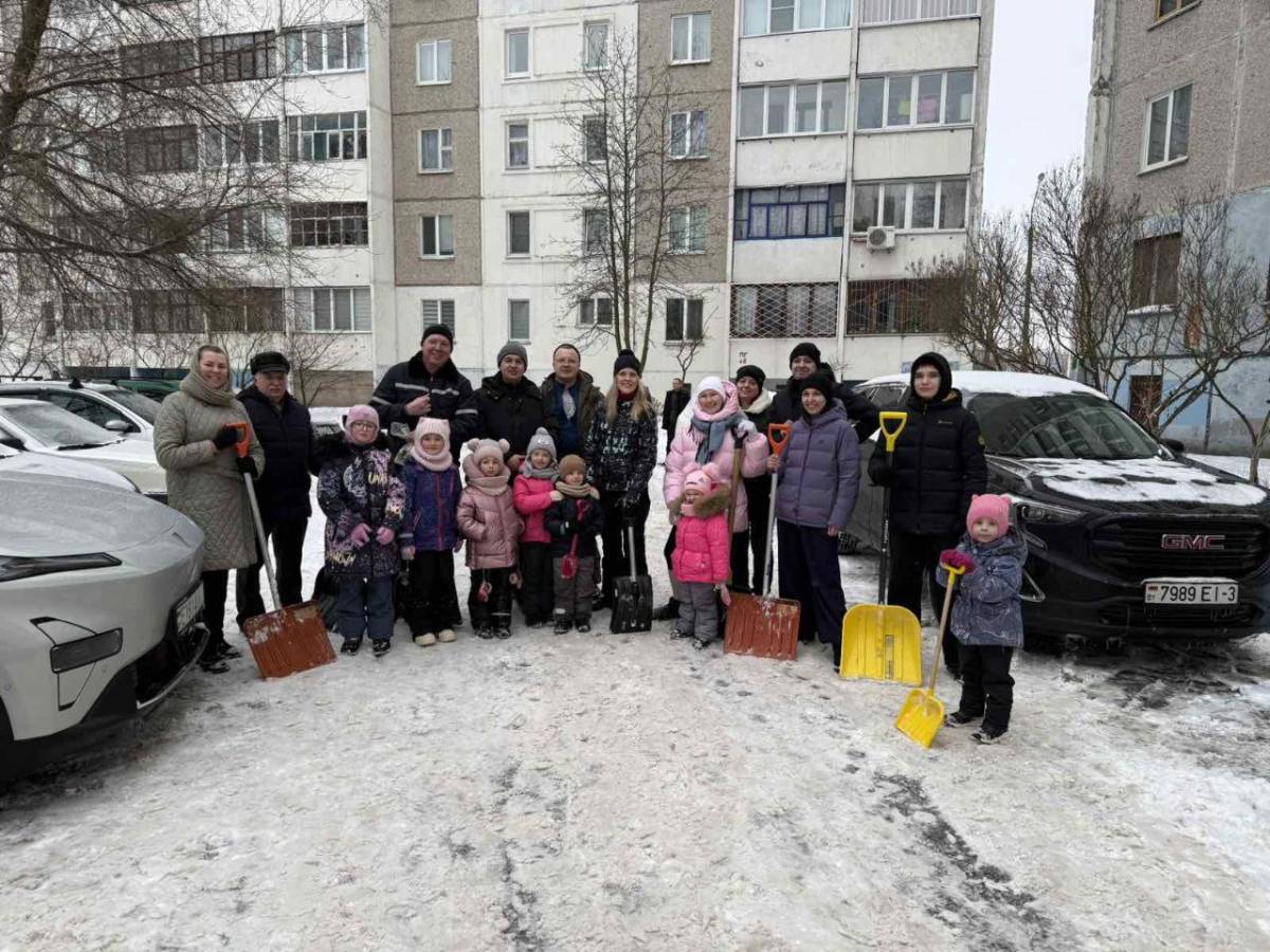 жители КТОС «Клёнковский» приняли участие в уборке снега