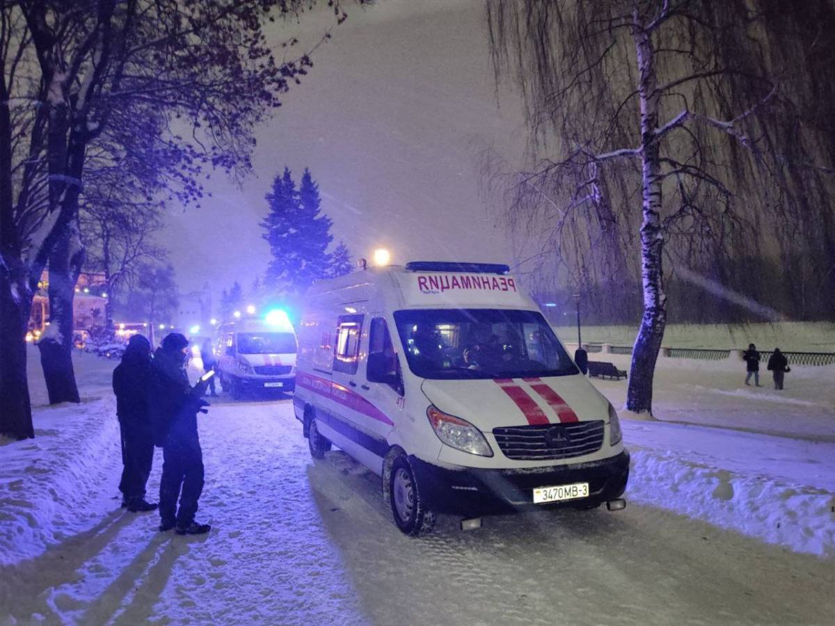 в Гомеле Сотрудники ОСВОД извлекли из ледяной воды двух мужчин 1992 и 2002 годов рождения и доставили их на берег.