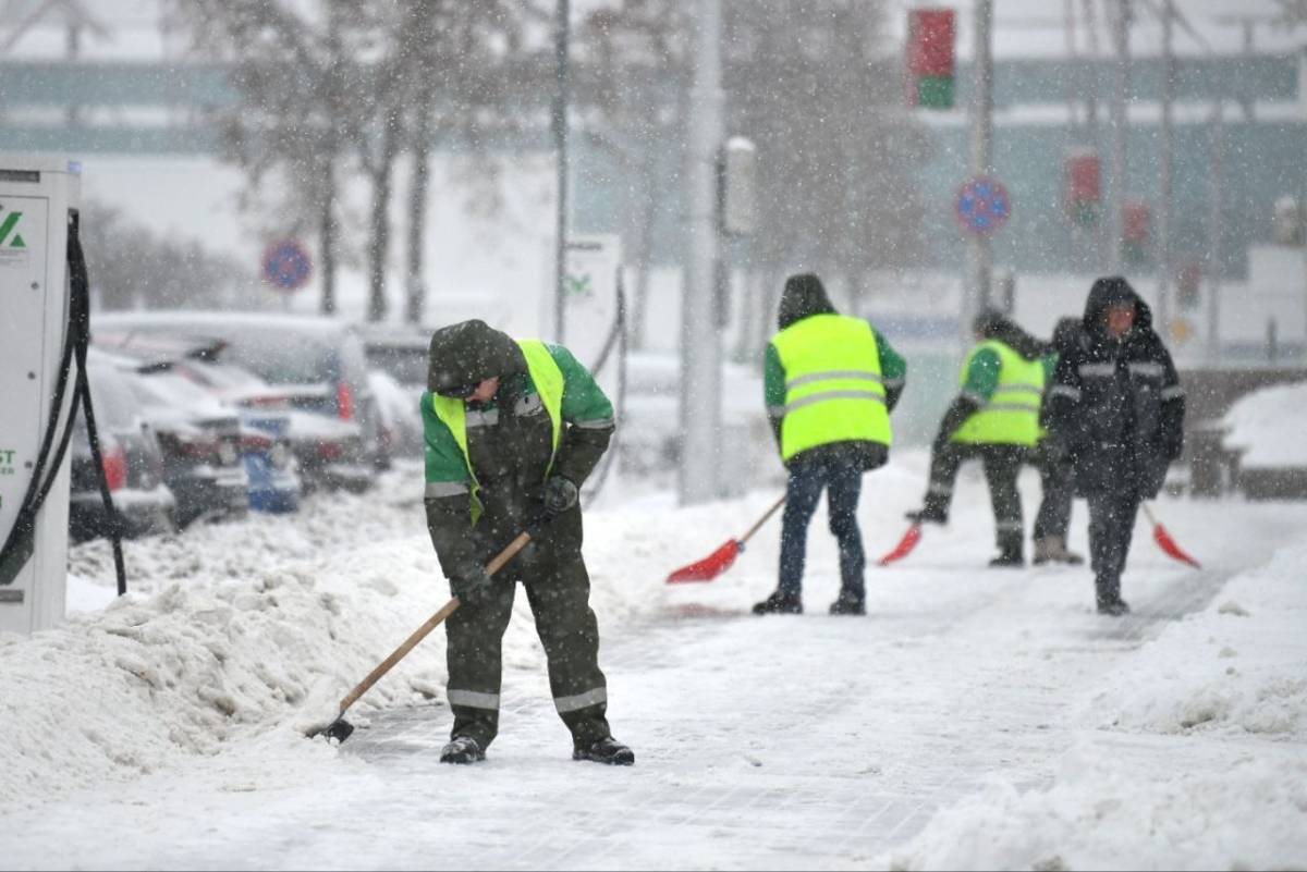 Снег и гололёд: Гомель работает в сложных погодных условиях