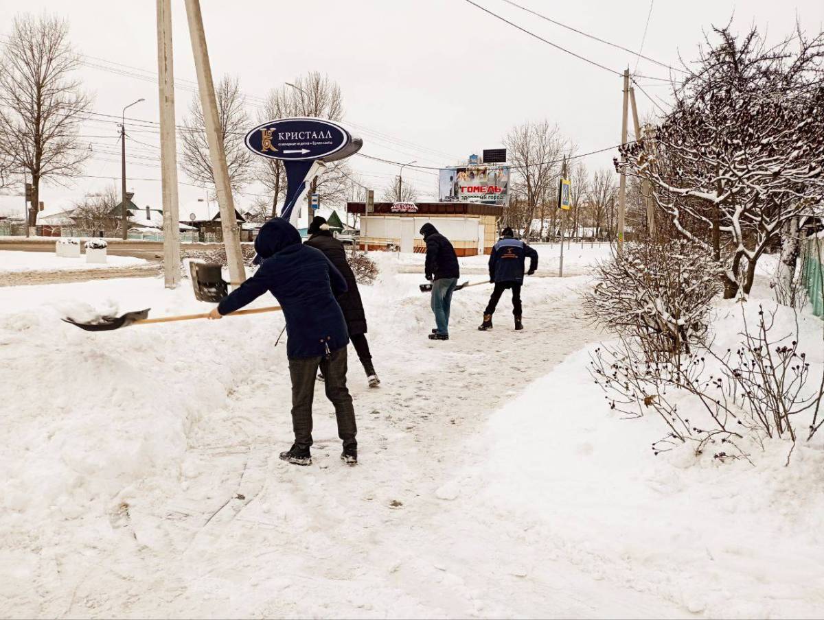 Город гомель работает вместе по уборке снега