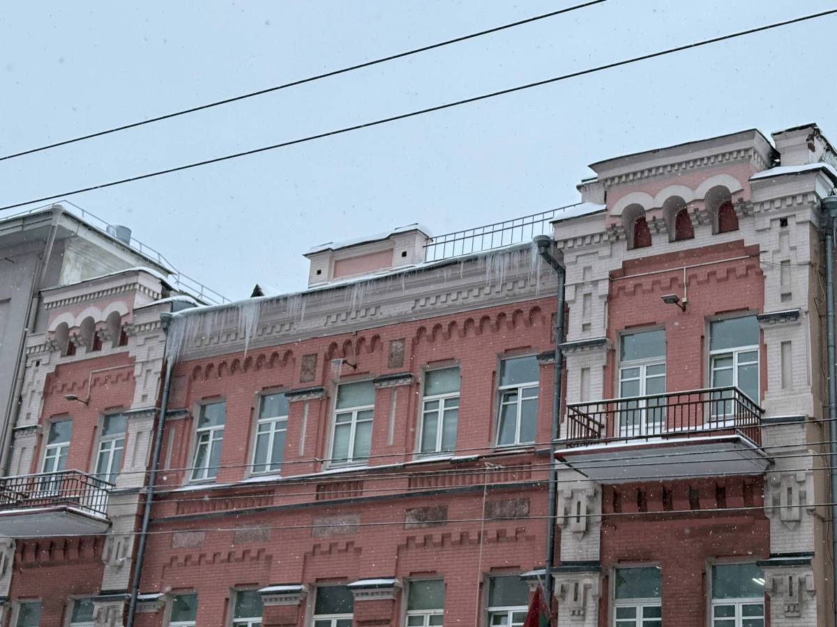 наледь на крыше в Гомеле