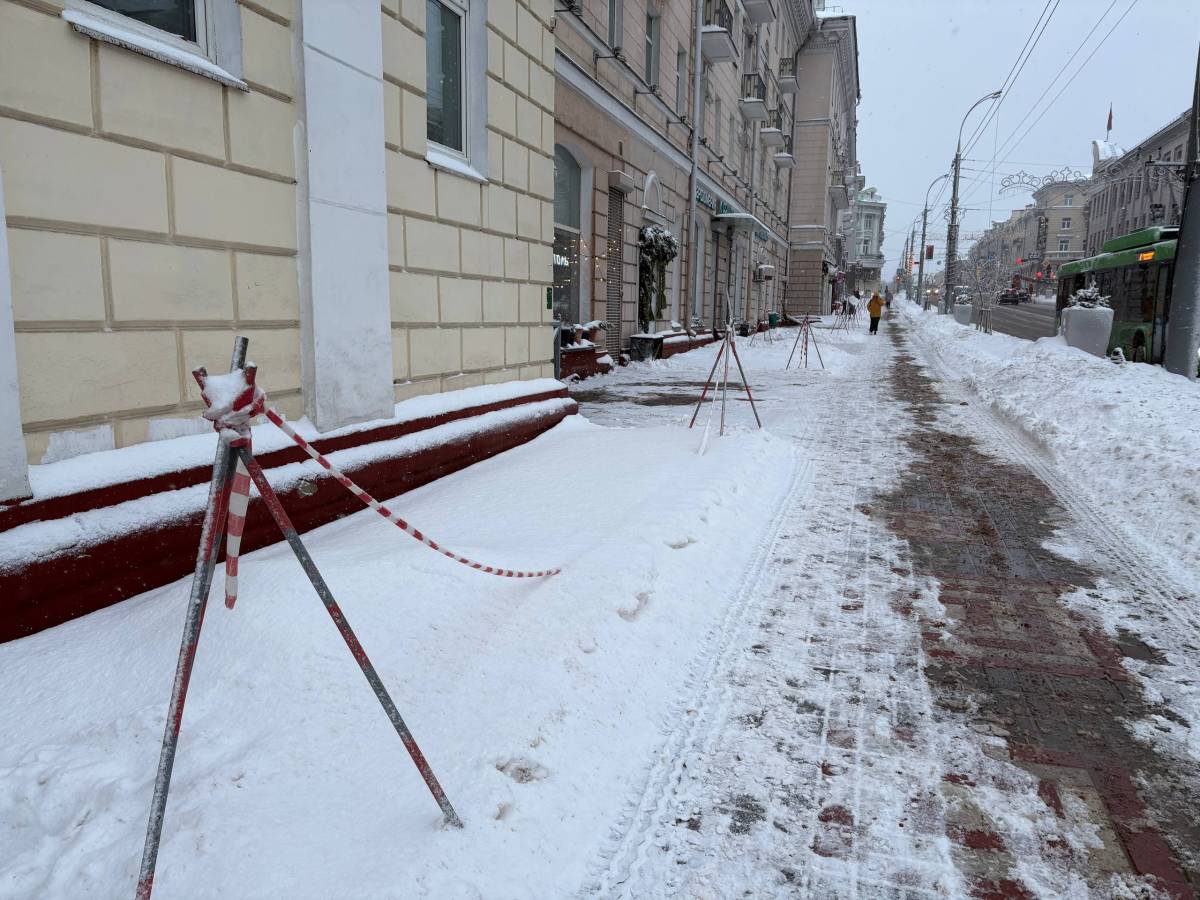 Лед над головой: чем сейчас опасны крыши в Гомеле